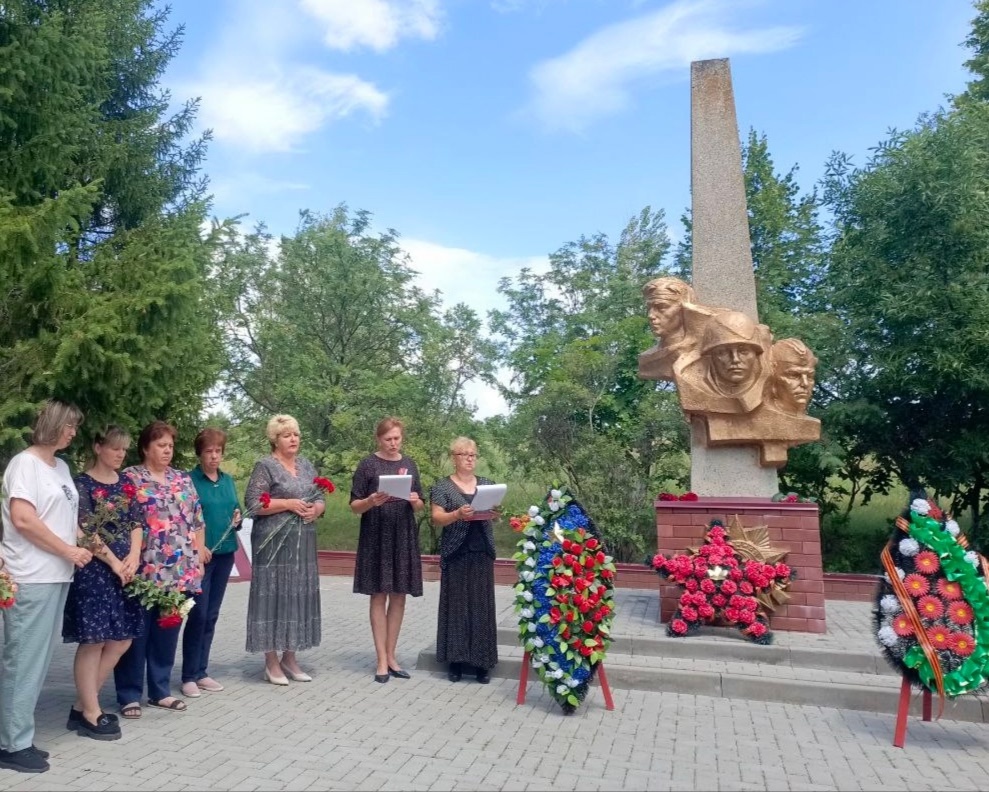 Прошла церемония возложения цветов к обелиску павшим воинам- землякам.