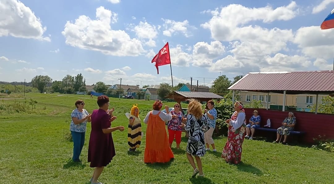 Развлекательная программа &quot;В медовом царстве&quot; в ТОС &quot;Надежда&quot;.