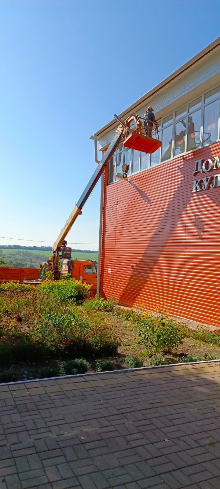 Реконструкция системы водоотведения на кровле Шидловского СДК.